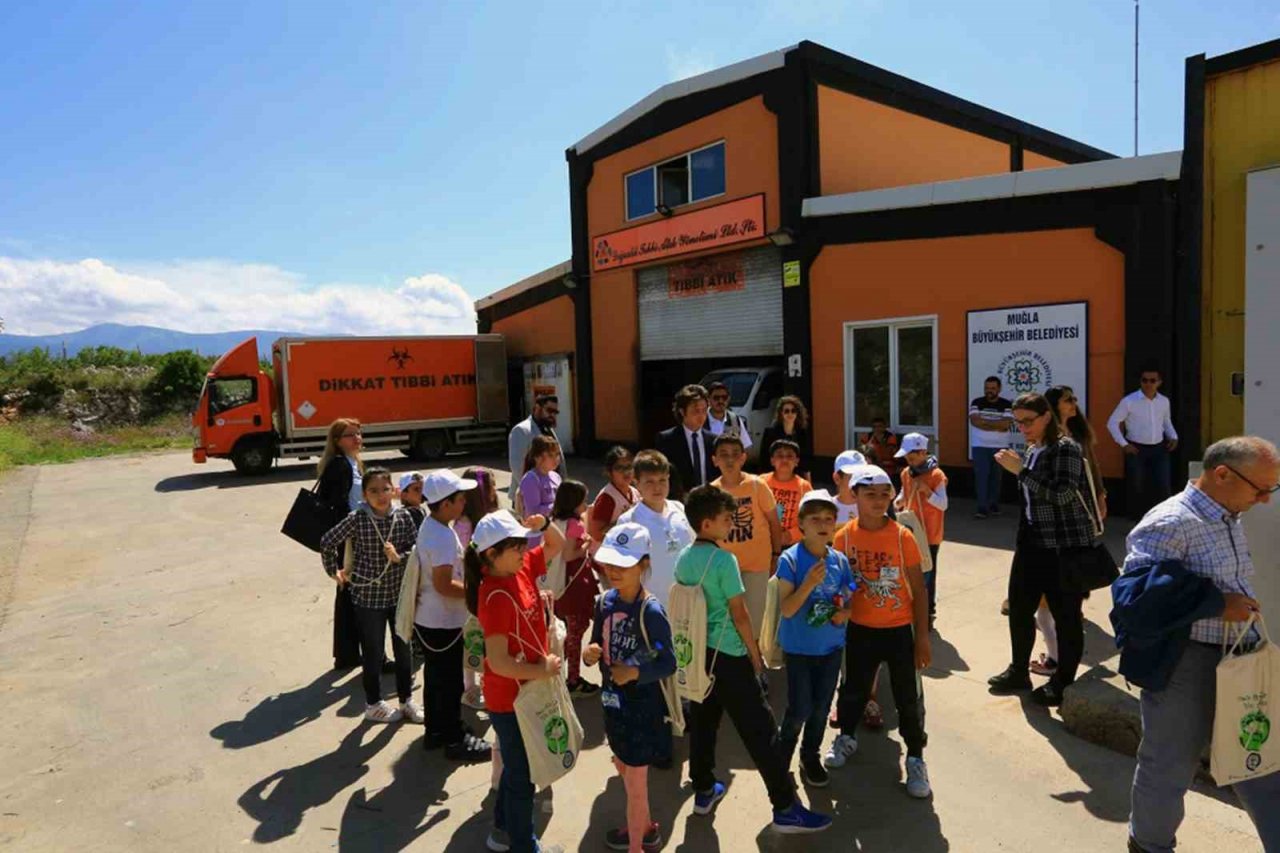 Öğrenciler çöpün serüvenini yerinde gördü