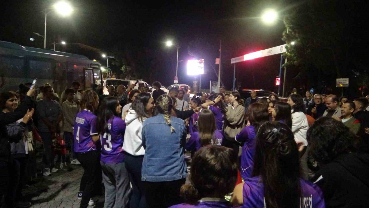 Menteşe Spor Lisesi Kız Hokey takımı Türkiye şampiyonu oldu