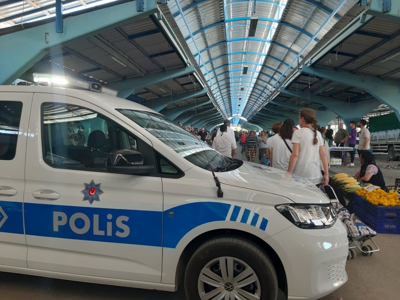 Edirne’de pazarda taşlı sopalı kavga: 2 yaralı