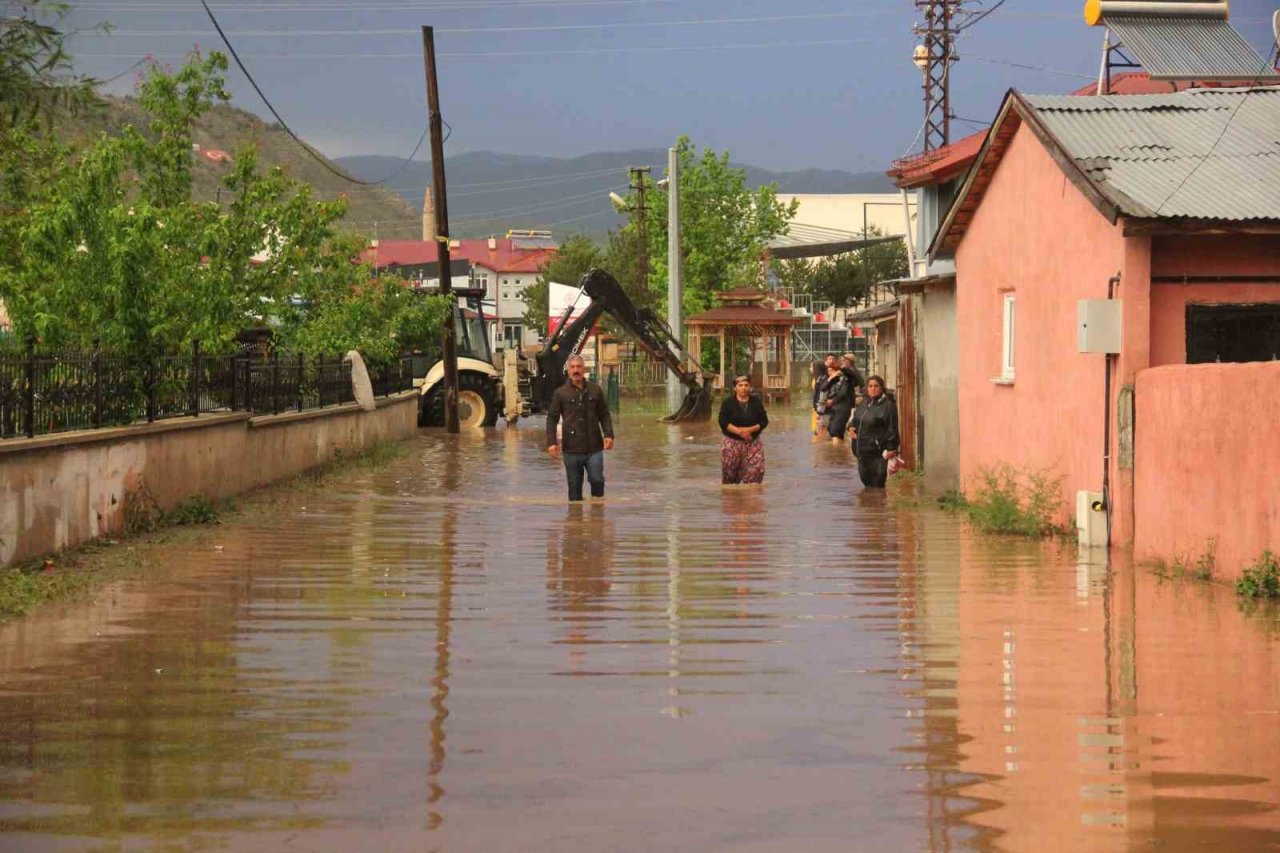 Sele aldırış etmeden oyunlarına devam ettiler