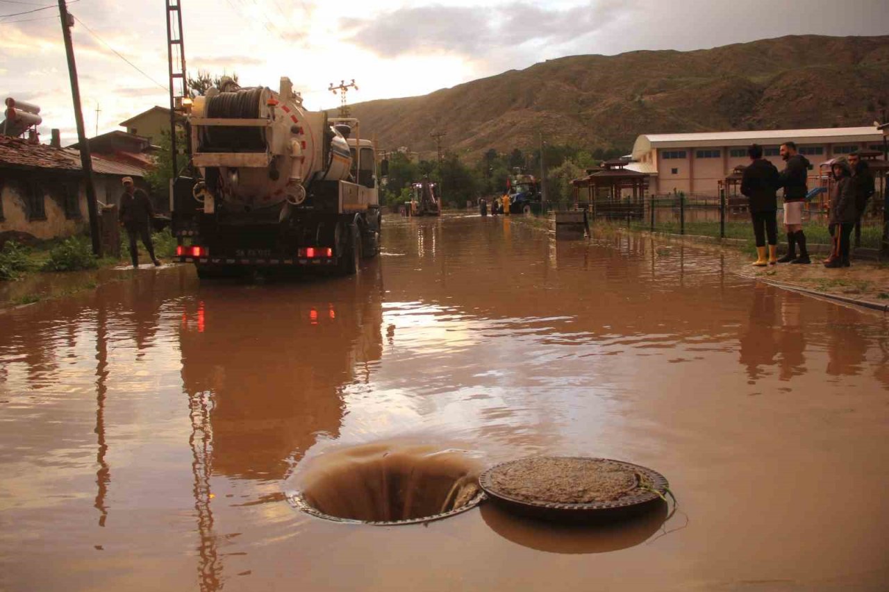 Sele aldırış etmeden oyunlarına devam ettiler