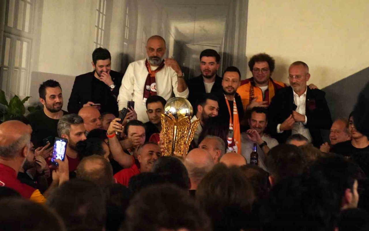 Galatasaray şampiyonluğu Cemiyet’te kutladı