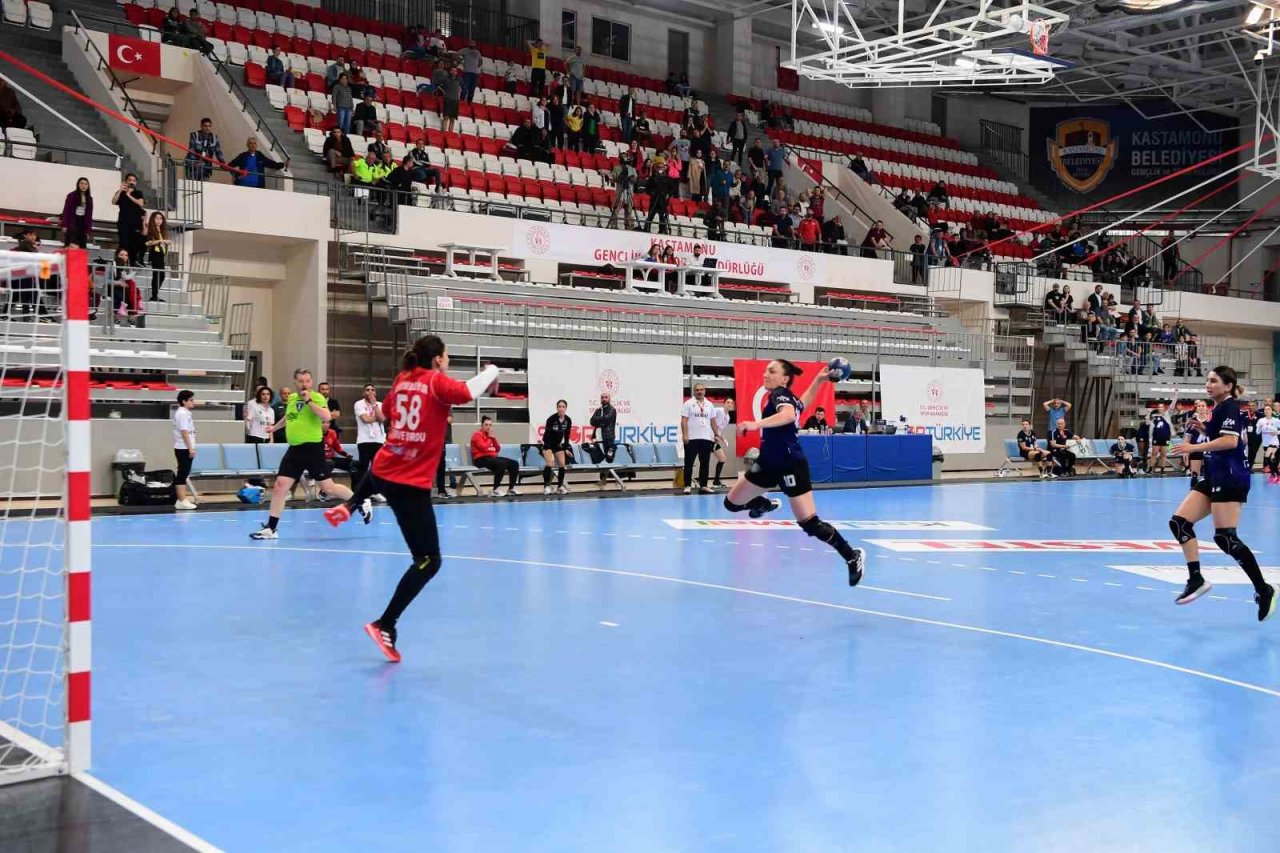 Mavi Kelebeklerden lig şampiyonluğu yolunda önemli adım