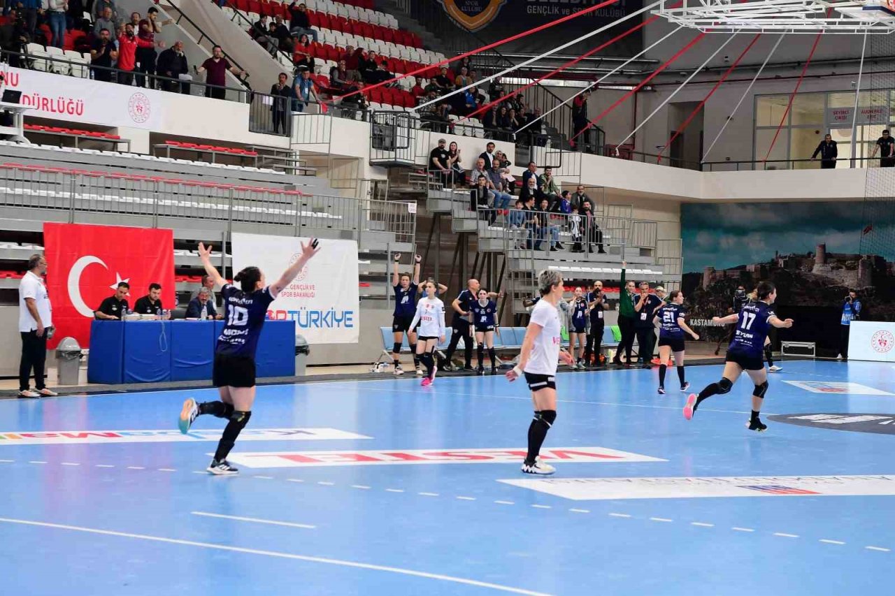 Mavi Kelebeklerden lig şampiyonluğu yolunda önemli adım