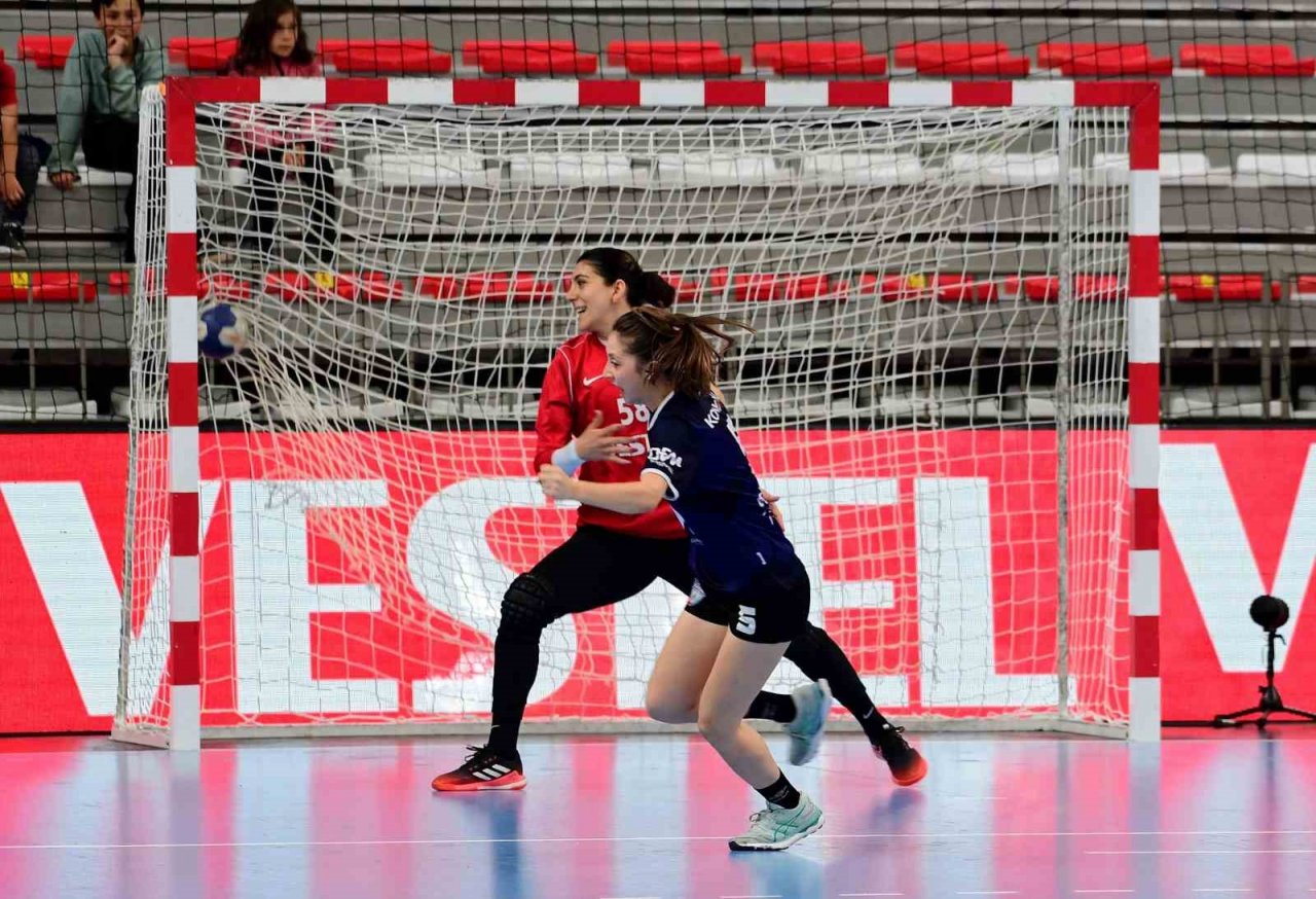 Mavi Kelebeklerden lig şampiyonluğu yolunda önemli adım