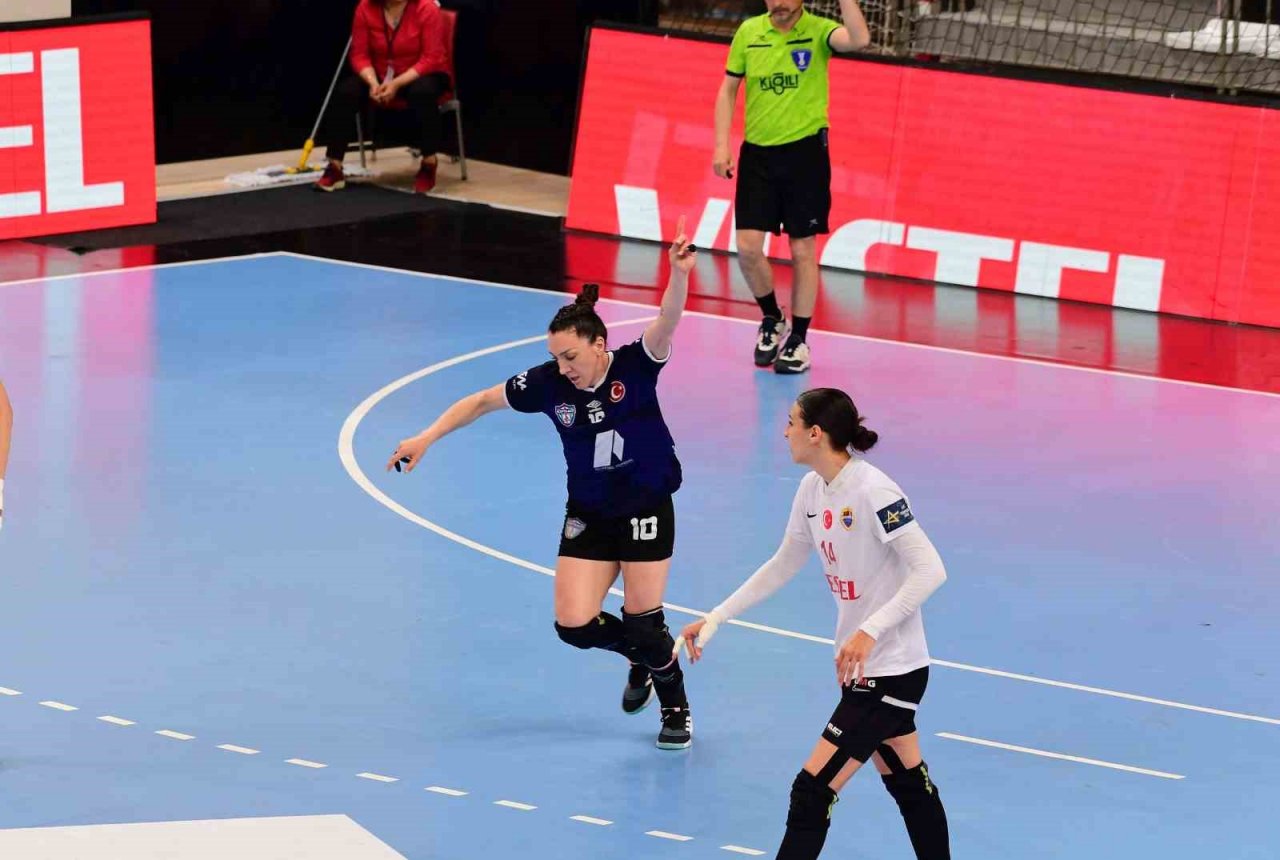 Mavi Kelebeklerden lig şampiyonluğu yolunda önemli adım