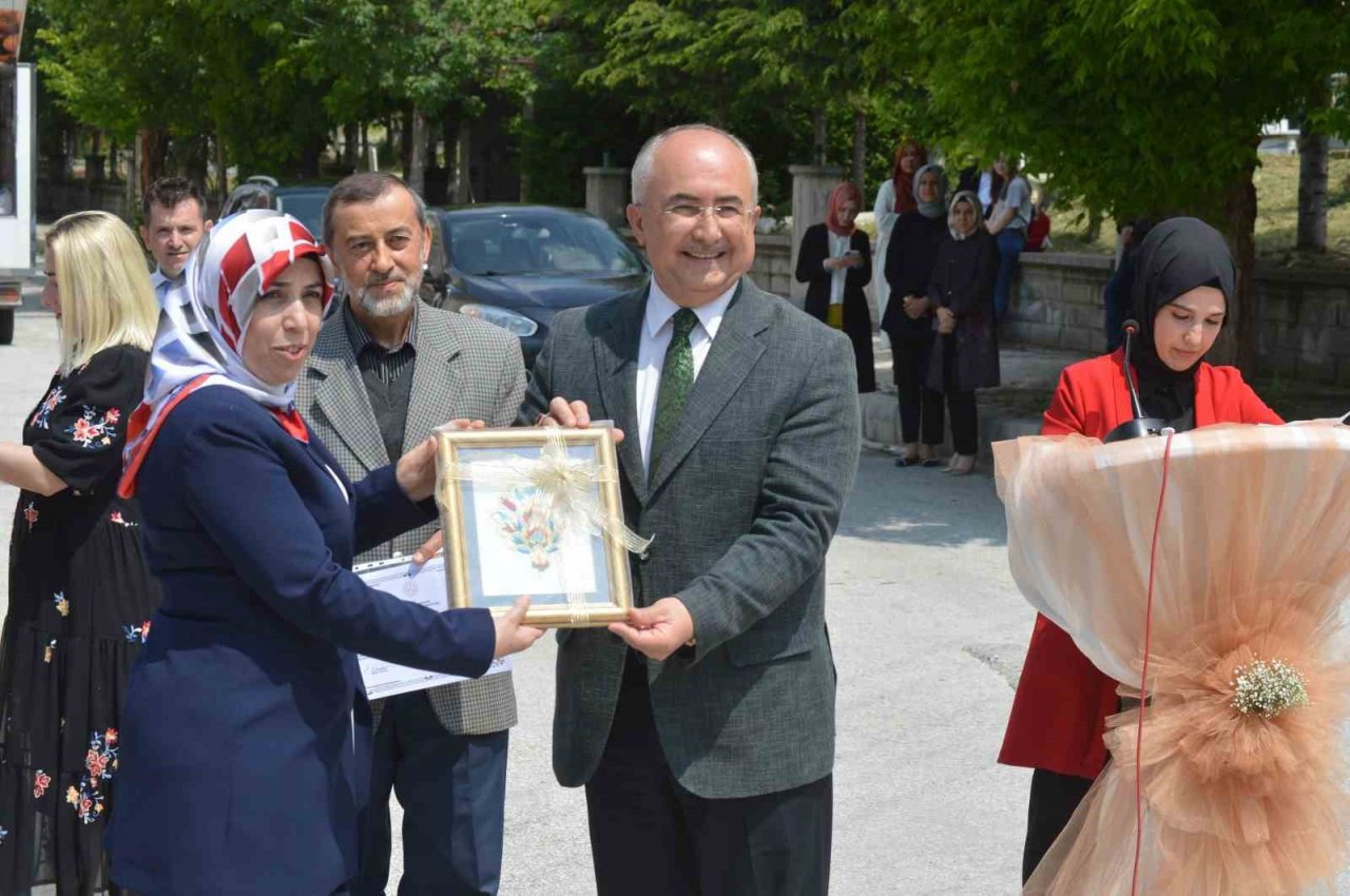 Tavşanlı Halk Eğitim Merkezi’nin Yıl Sonu Sergisi açıldı