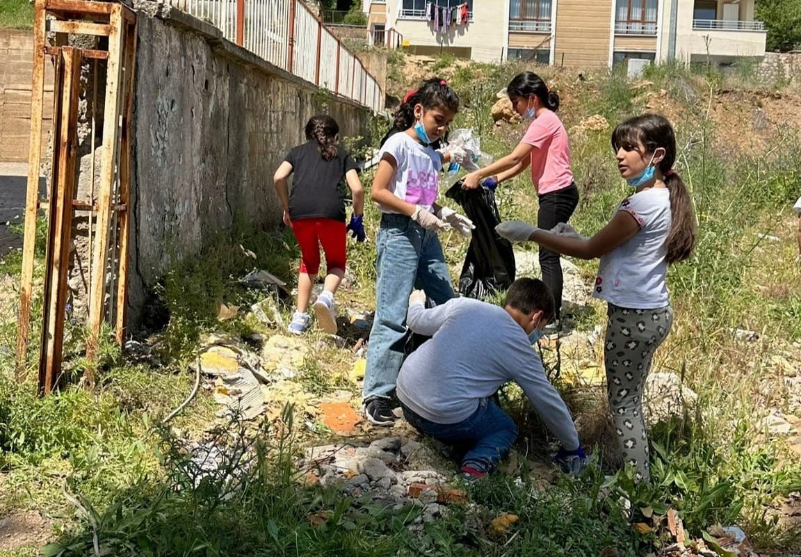 Tunceli’de minik eller çevreyi temizledi