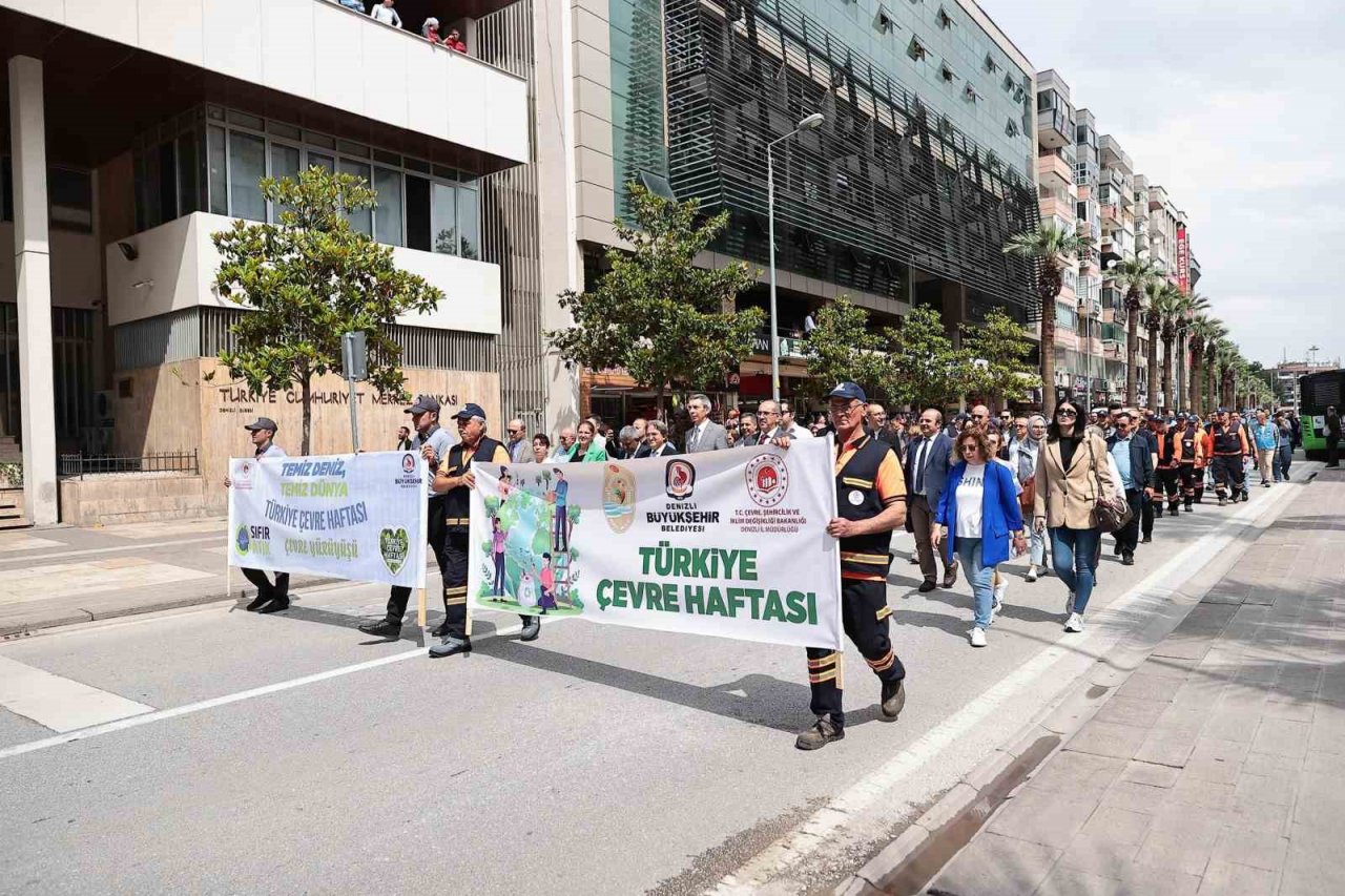 Büyükşehir Denizlililere binlerce fesleğen dağıttı