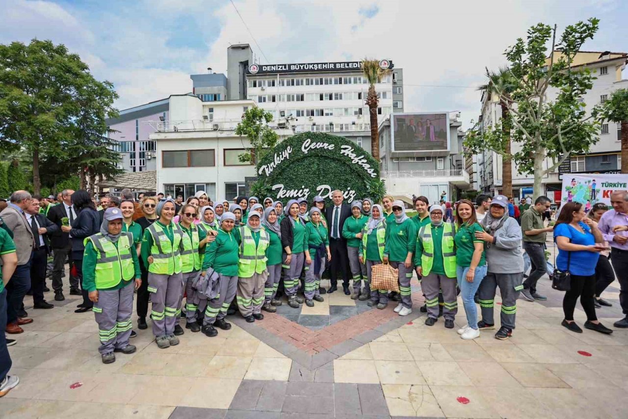 Büyükşehir Denizlililere binlerce fesleğen dağıttı