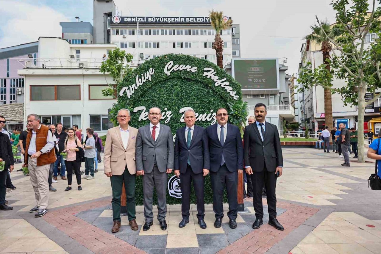 Büyükşehir Denizlililere binlerce fesleğen dağıttı