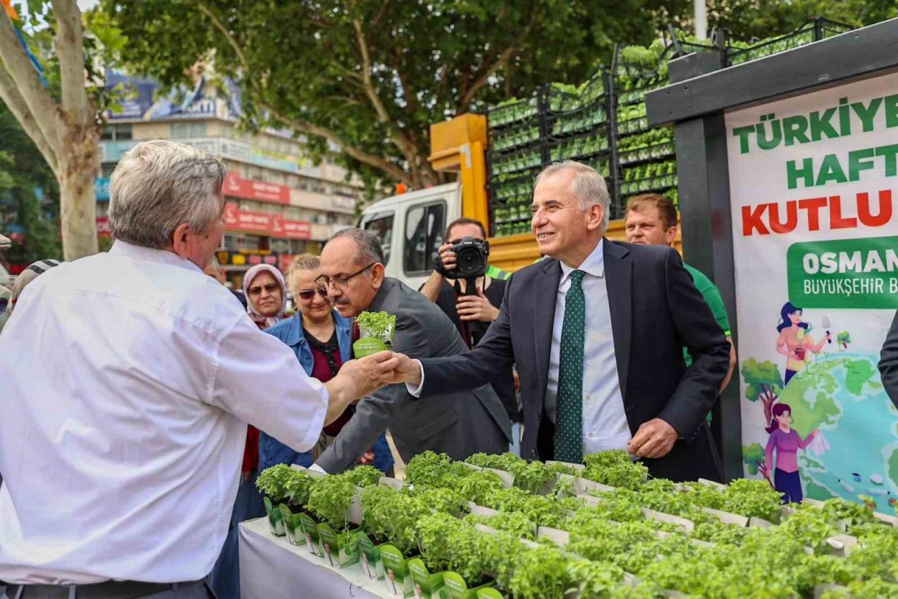 Büyükşehir Denizlililere binlerce fesleğen dağıttı