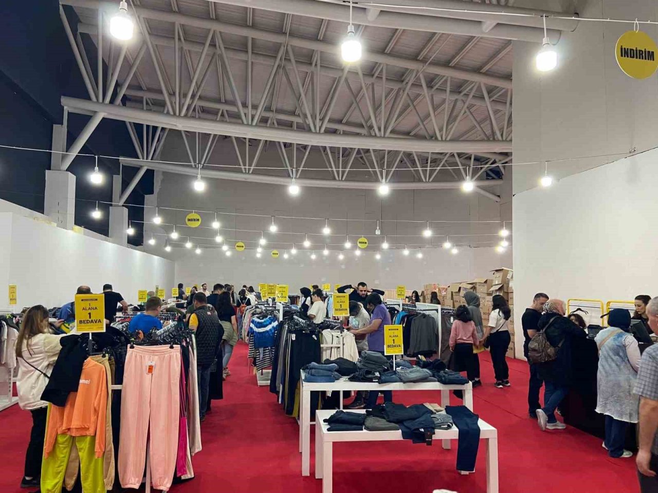 Büyük ilgi gören KUMSMALL AVM Garaj Günleri İndirim Günleri tüm hızıyla devam ediyor