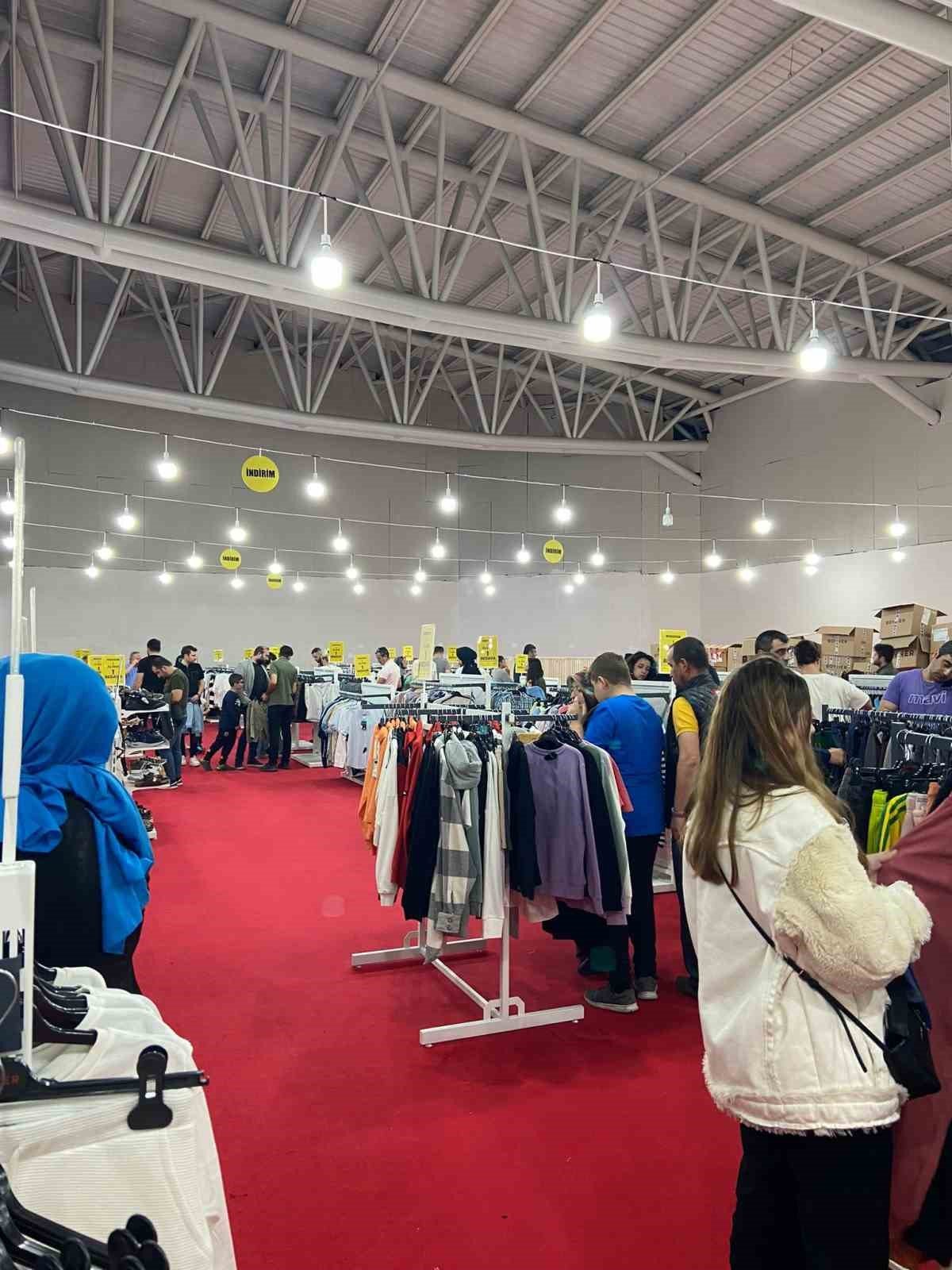 Büyük ilgi gören KUMSMALL AVM Garaj Günleri İndirim Günleri tüm hızıyla devam ediyor