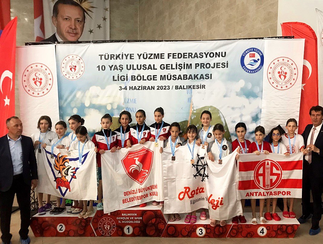 Antalyaspor’un minik kulaçları ilk ulusal yarışta kürsüye uzandı