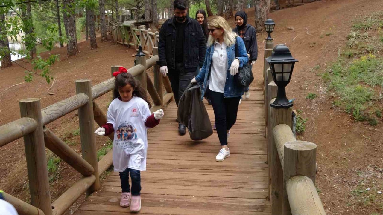 Depremde hayatını kaybedenler için göle çelenk bırakıldı