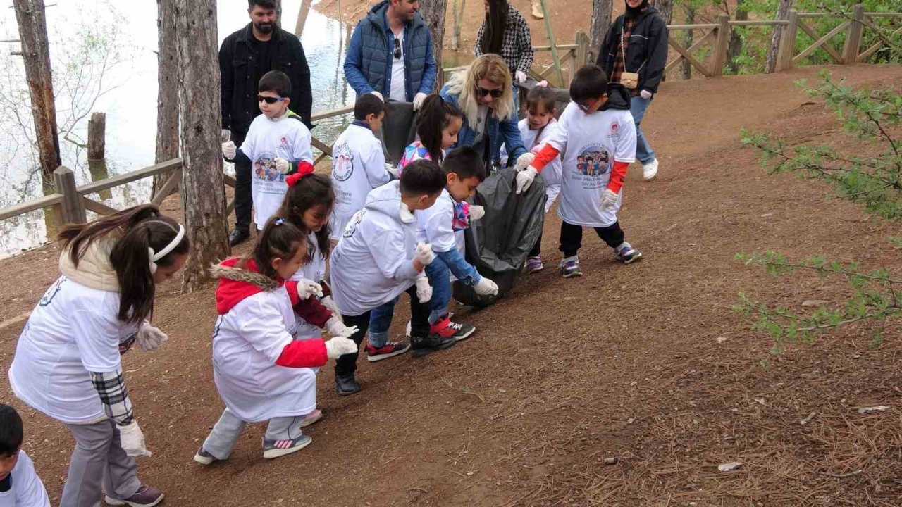 Depremde hayatını kaybedenler için göle çelenk bırakıldı