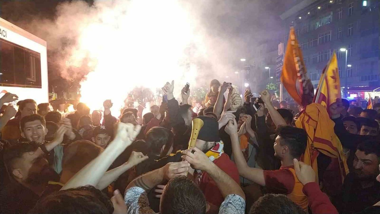 Şampiyonluk kutlamasında sürpriz evlilik teklifi