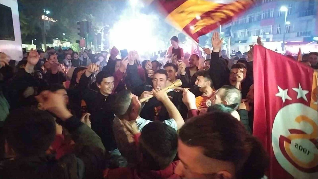 Şampiyonluk kutlamasında sürpriz evlilik teklifi