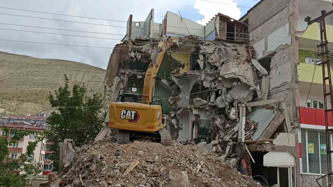 Baş kısmına moloz parçası fırlayan operatör ağır yaralandı