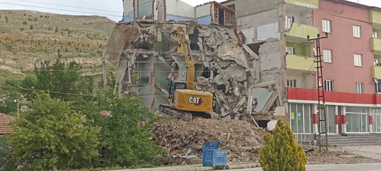 Baş kısmına moloz parçası fırlayan operatör ağır yaralandı