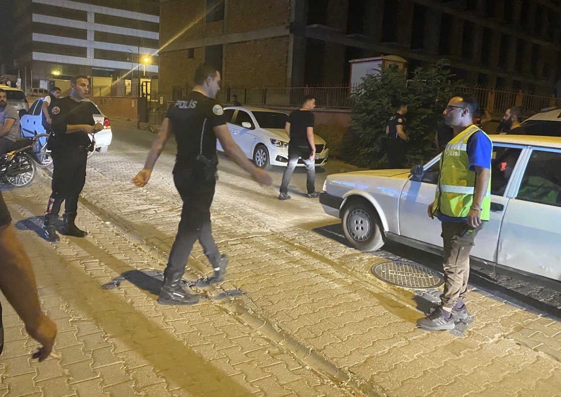 Elinde bıçakla koşuşturan alkollü kadın ekipleri harekete geçirdi