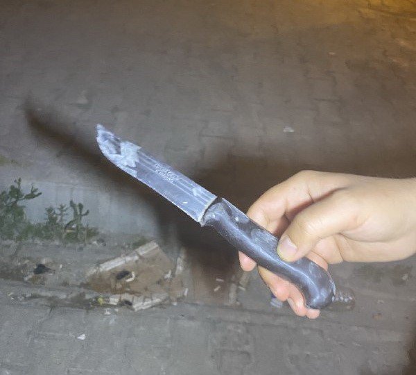 Elinde bıçakla koşuşturan alkollü kadın ekipleri harekete geçirdi