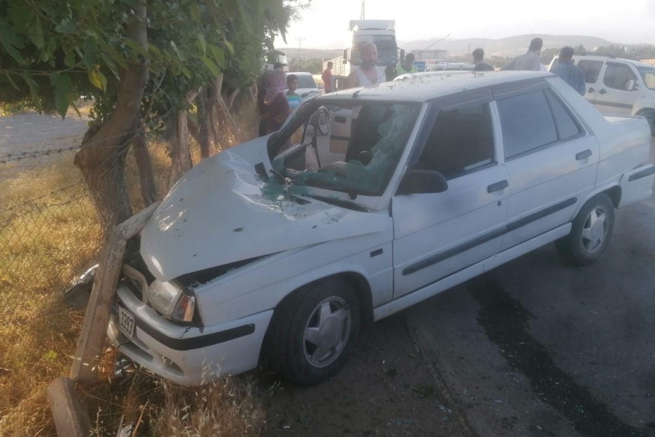 İki otomobil çarpıştı: 2 yaralı