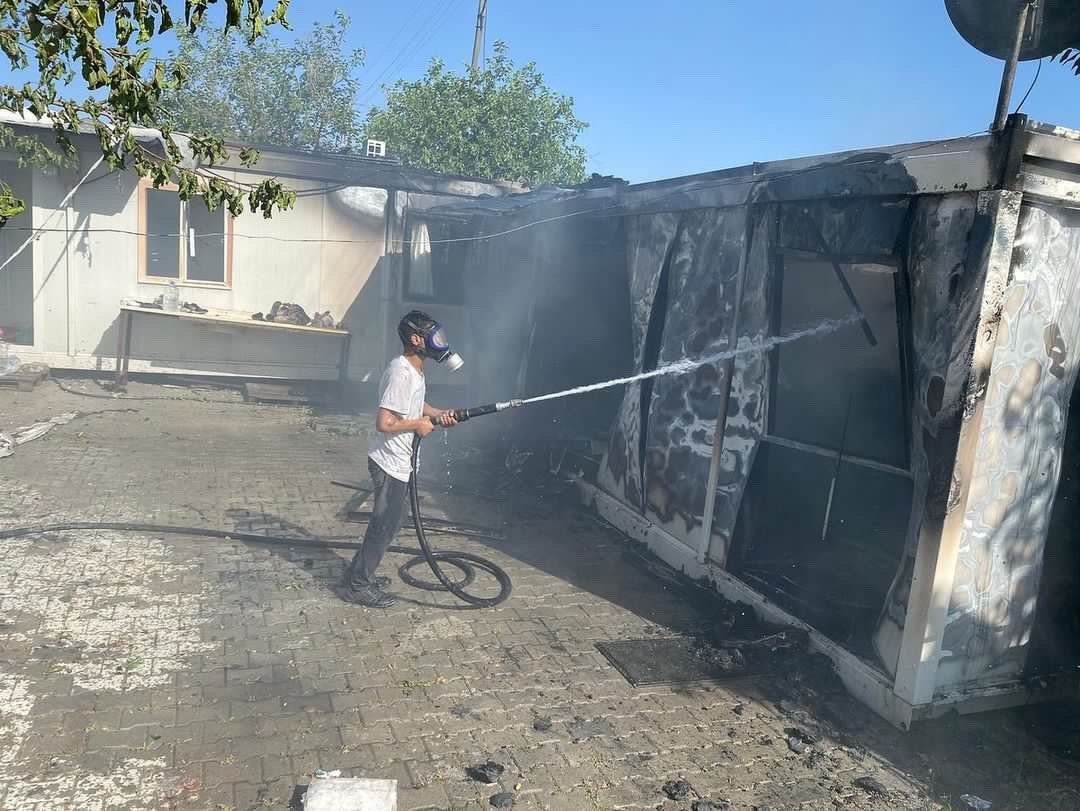 Depremzede ailenin konteynırı cayır cayır yandı