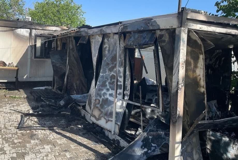 Depremzede ailenin konteynırı cayır cayır yandı