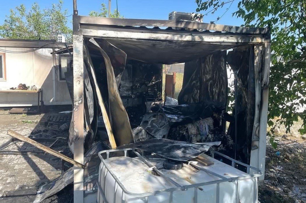 Depremzede ailenin konteynırı cayır cayır yandı