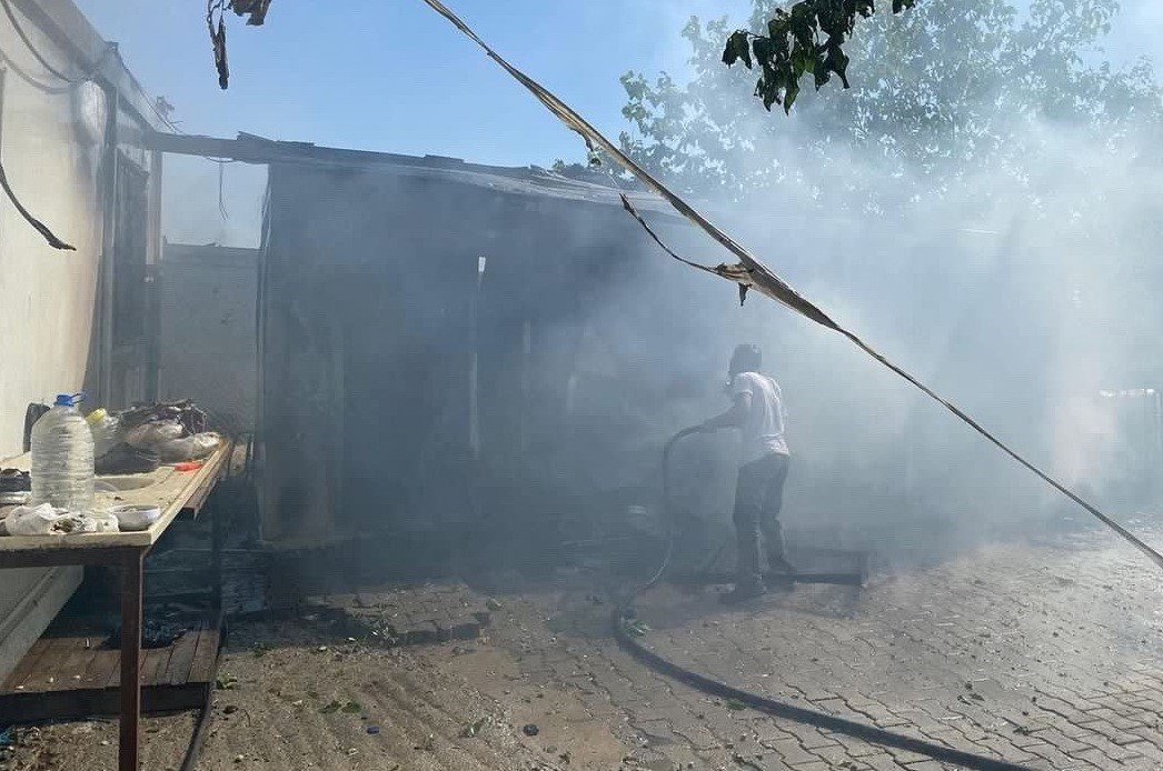 Depremzede ailenin konteynırı cayır cayır yandı