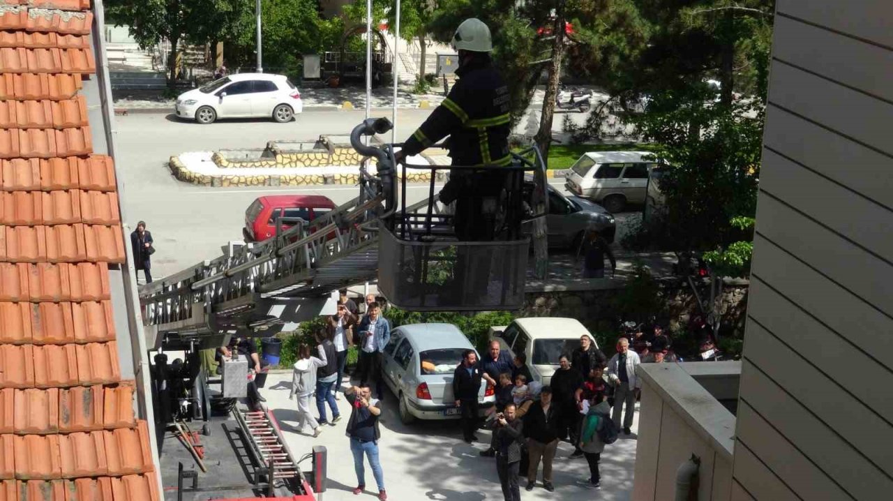 Hastanede gerçekleştirilen yangın tatbikatı gerçeğini aratmadı