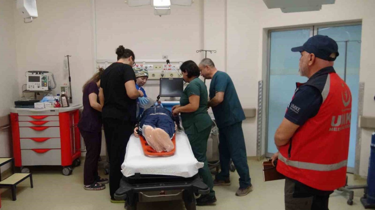 Hastanede gerçekleştirilen yangın tatbikatı gerçeğini aratmadı