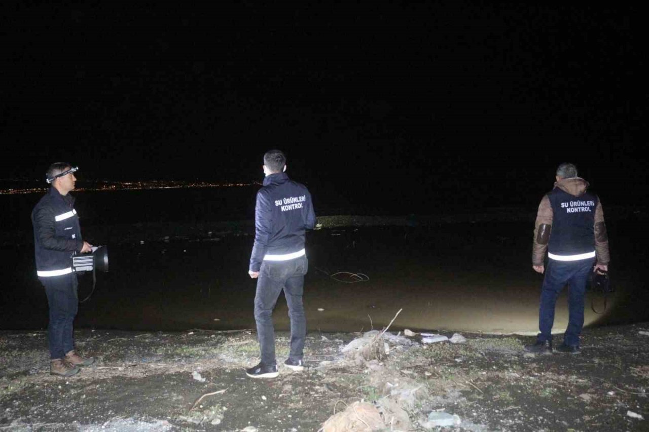 Ağa takılı 2 ton inci kefali kurtarıldı