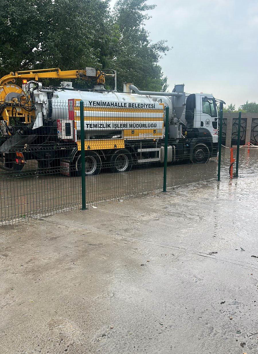 Yenimahalle’de kuvvetli sağanak mesaisi