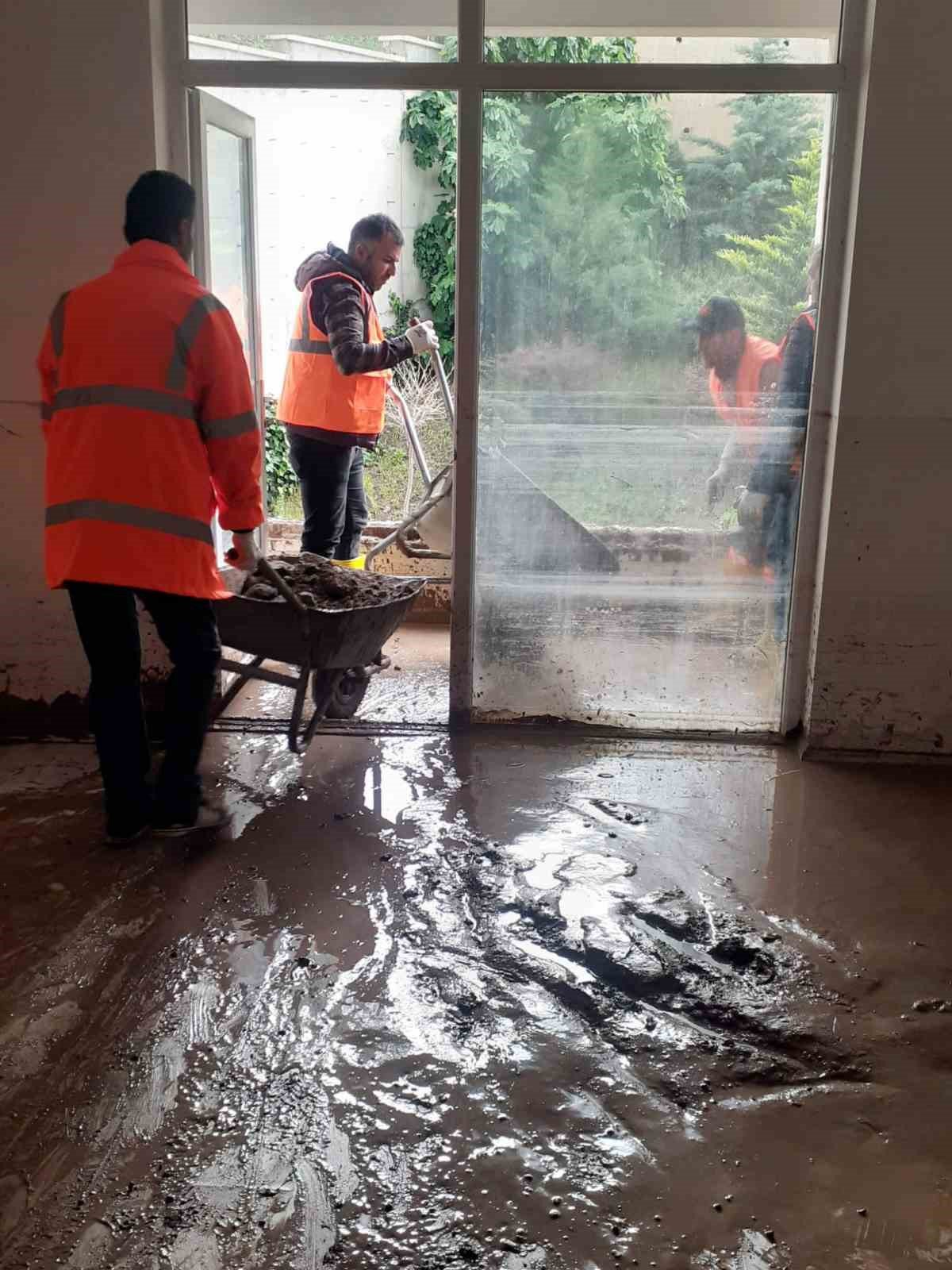 Yenimahalle’de kuvvetli sağanak mesaisi