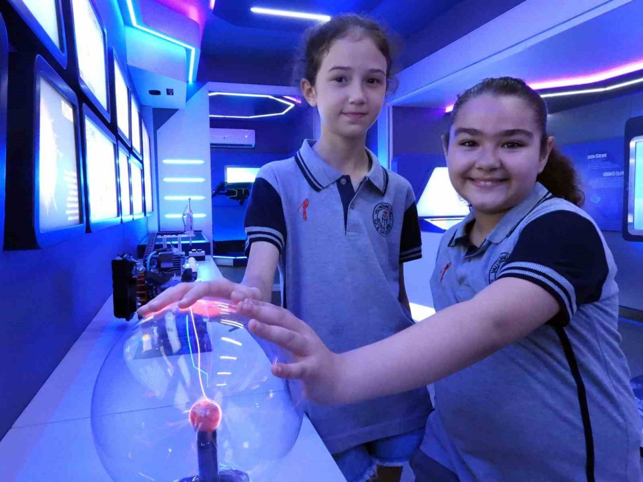 Kepez’in Mobil Bilim Tırı okullarda