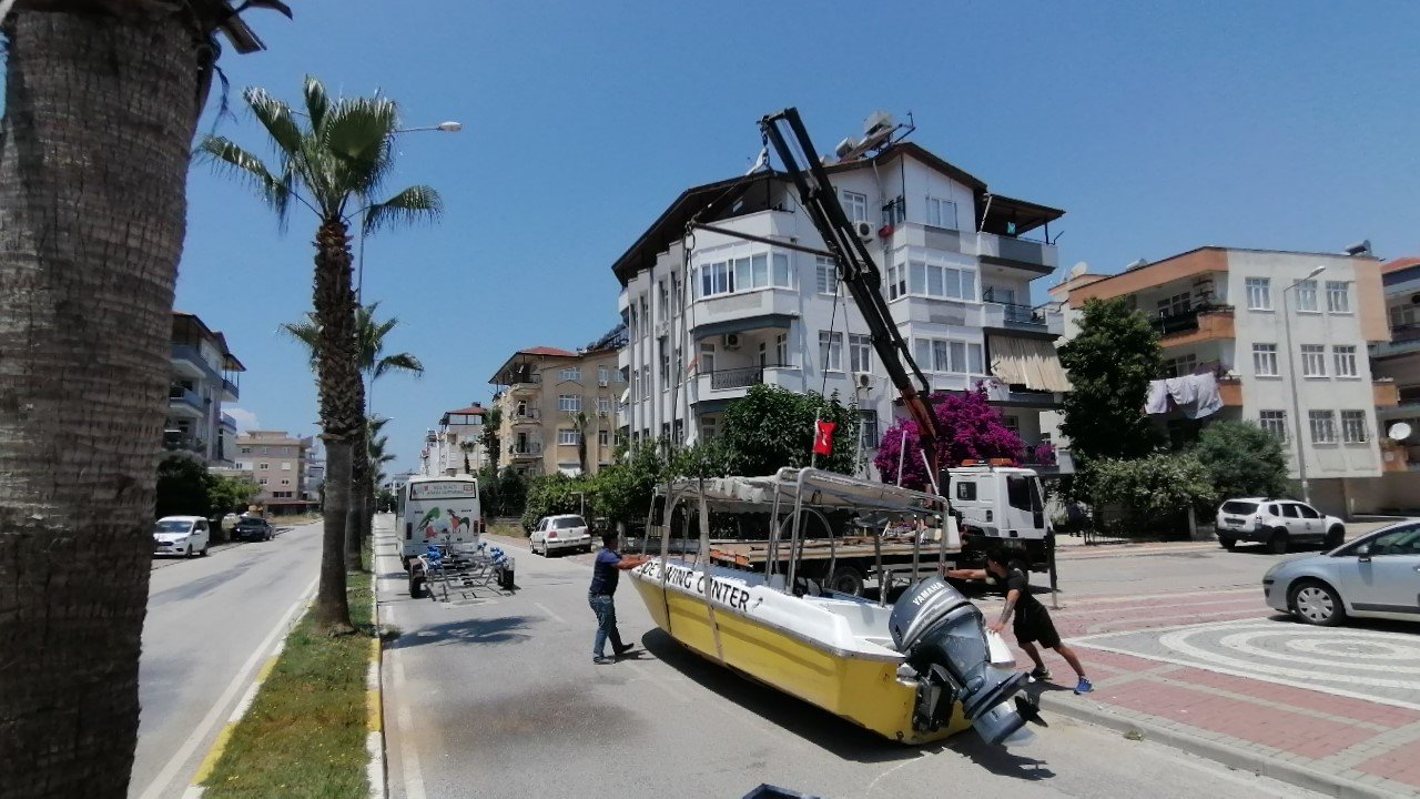 Tekne kazası kara yolunu kapattı
