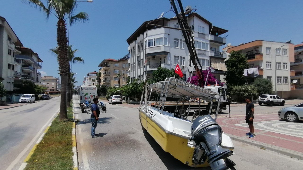 Tekne kazası kara yolunu kapattı