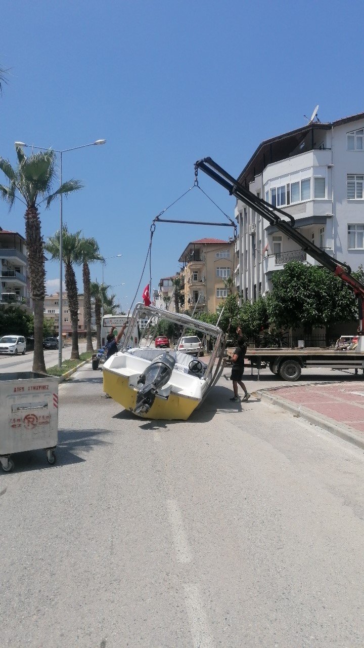 Tekne kazası kara yolunu kapattı
