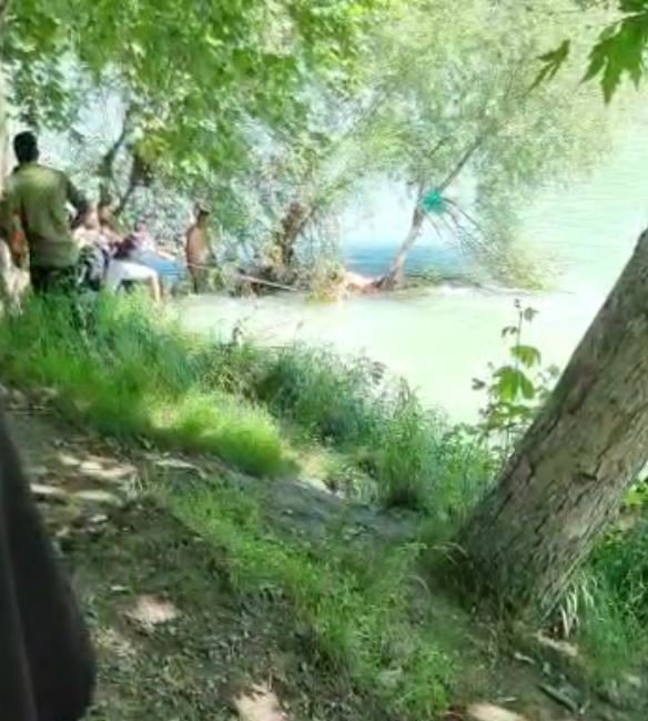 Antalya’da boğulmak üzere olan genci vatandaşlar halatla kurtardı