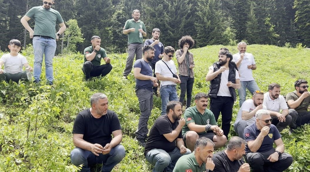 Yolda kalan arkadaşlarının durumunu çekirdek çitleyerek maç izler gibi izlediler