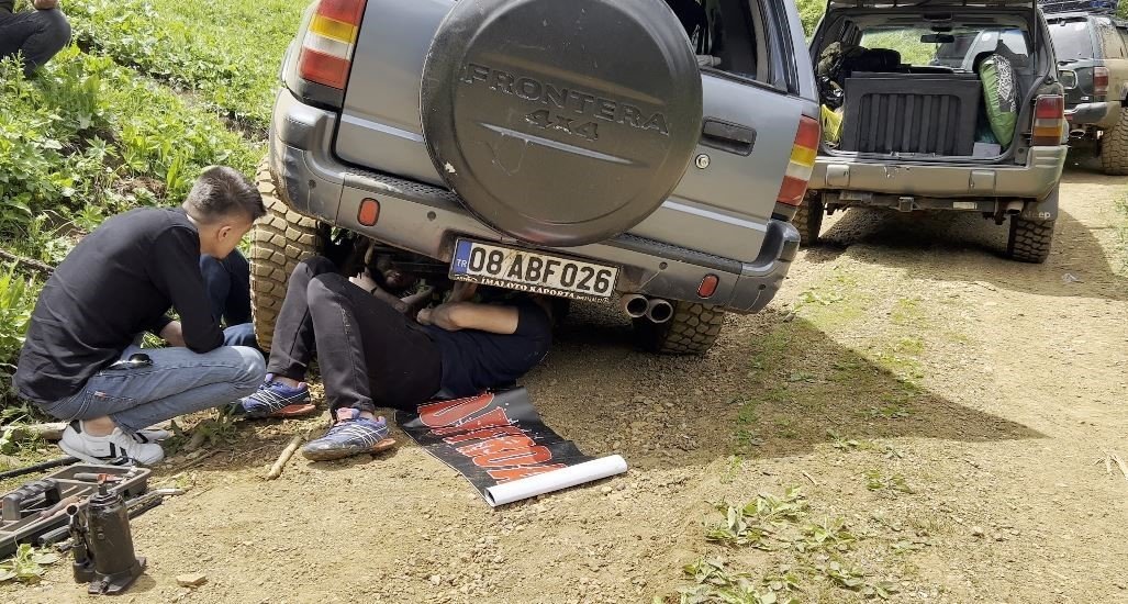 Yolda kalan arkadaşlarının durumunu çekirdek çitleyerek maç izler gibi izlediler