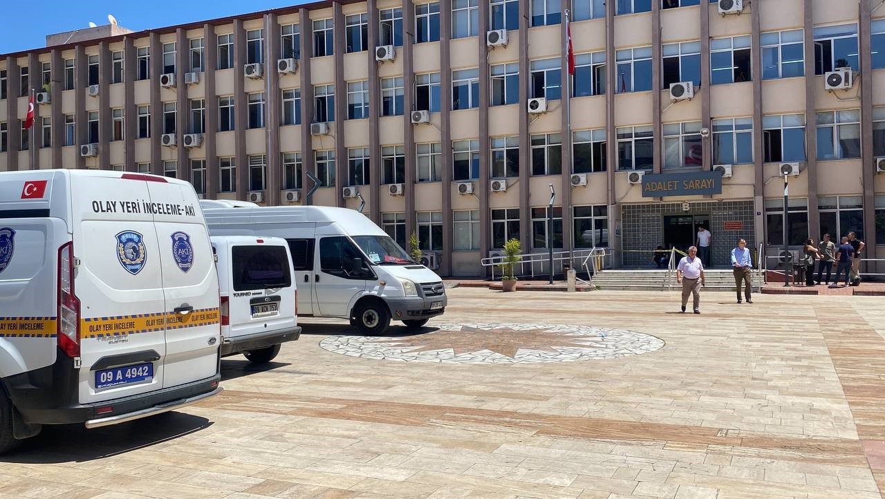 Adliye’de bıçaklı kavga: 1 ağır yaralı