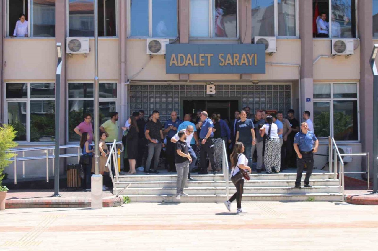 Adliye’de bıçaklı kavga: 1 ağır yaralı