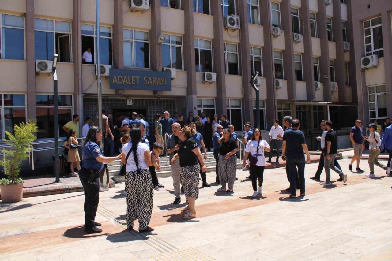 Adliye’de bıçaklı kavga: 1 ağır yaralı