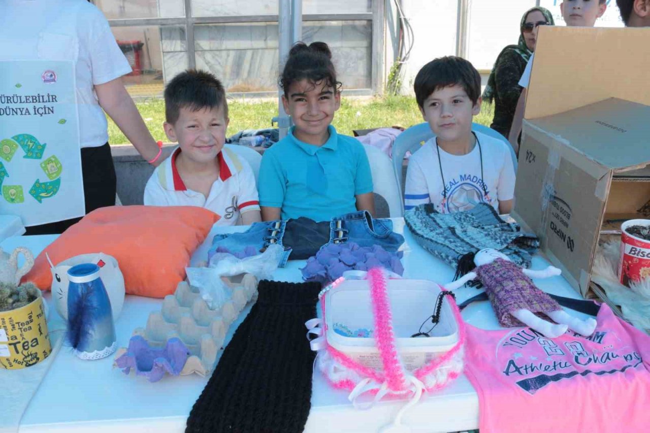 Geri dönüştürdükleri atıkları sergilediler