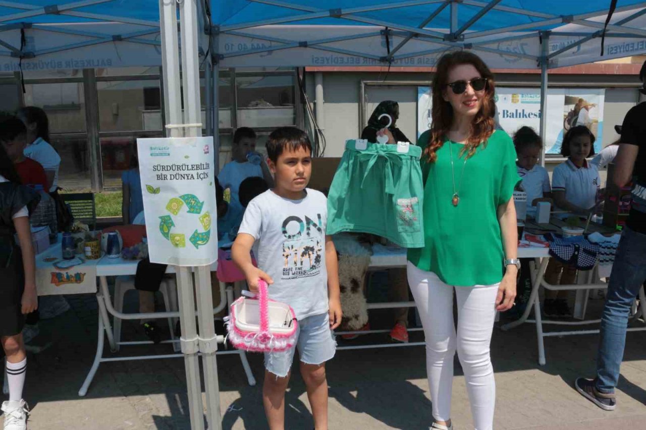 Geri dönüştürdükleri atıkları sergilediler