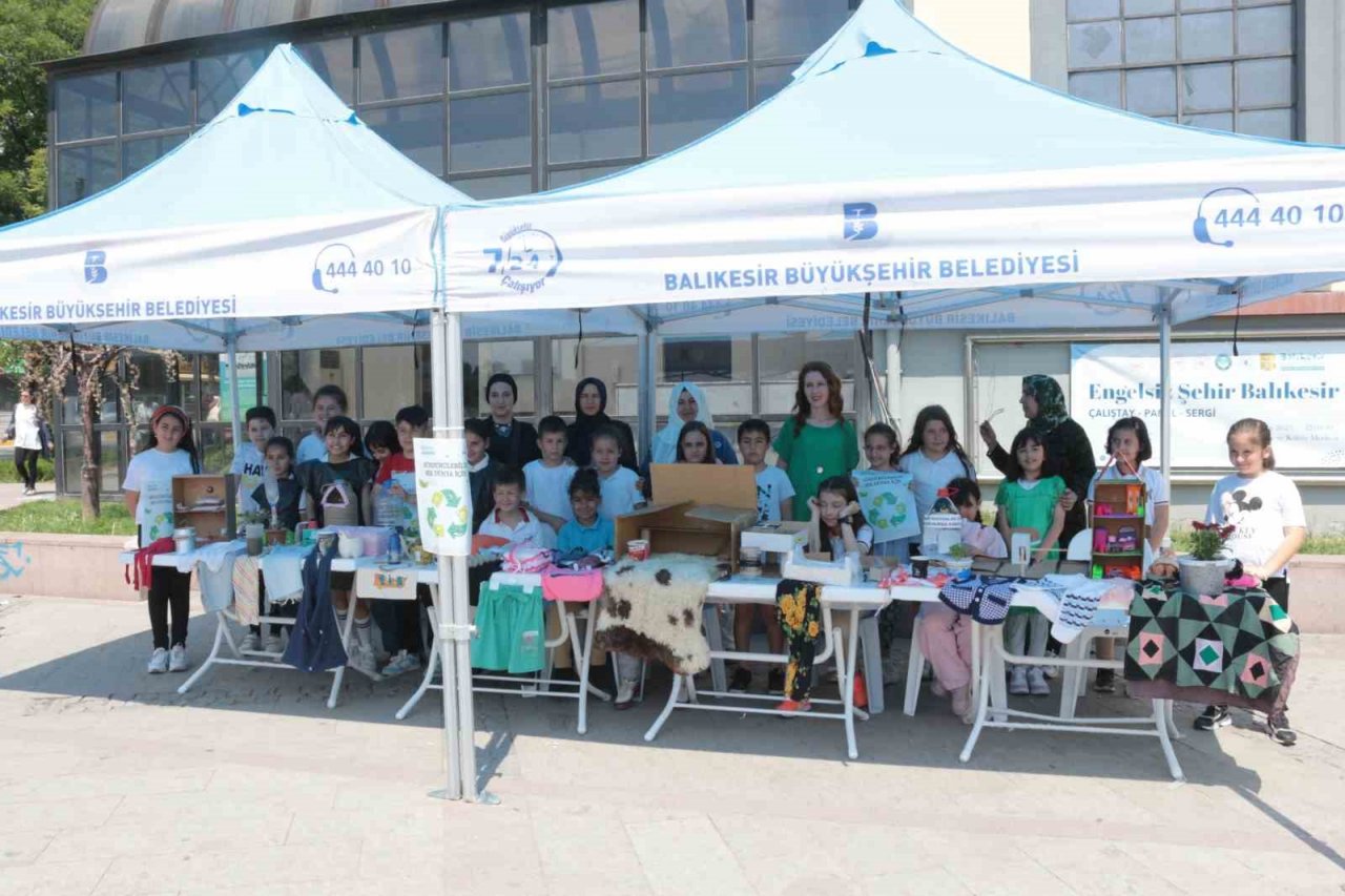 Geri dönüştürdükleri atıkları sergilediler